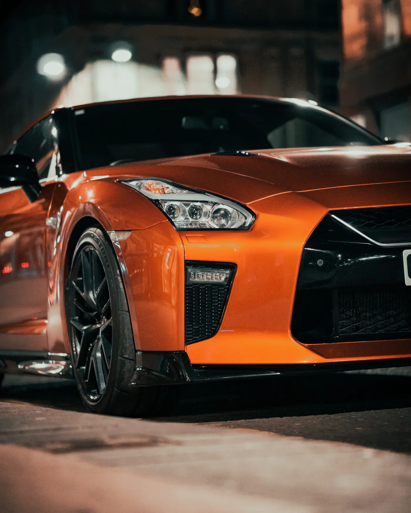 Turuncu Nissan GT-R ön tampon ve far