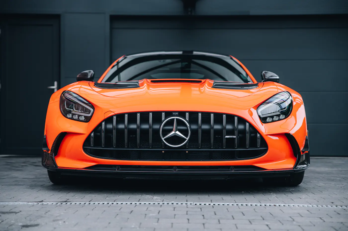 Turuncu Mercedes-AMG GT, parlak PPF uygulaması sonrası