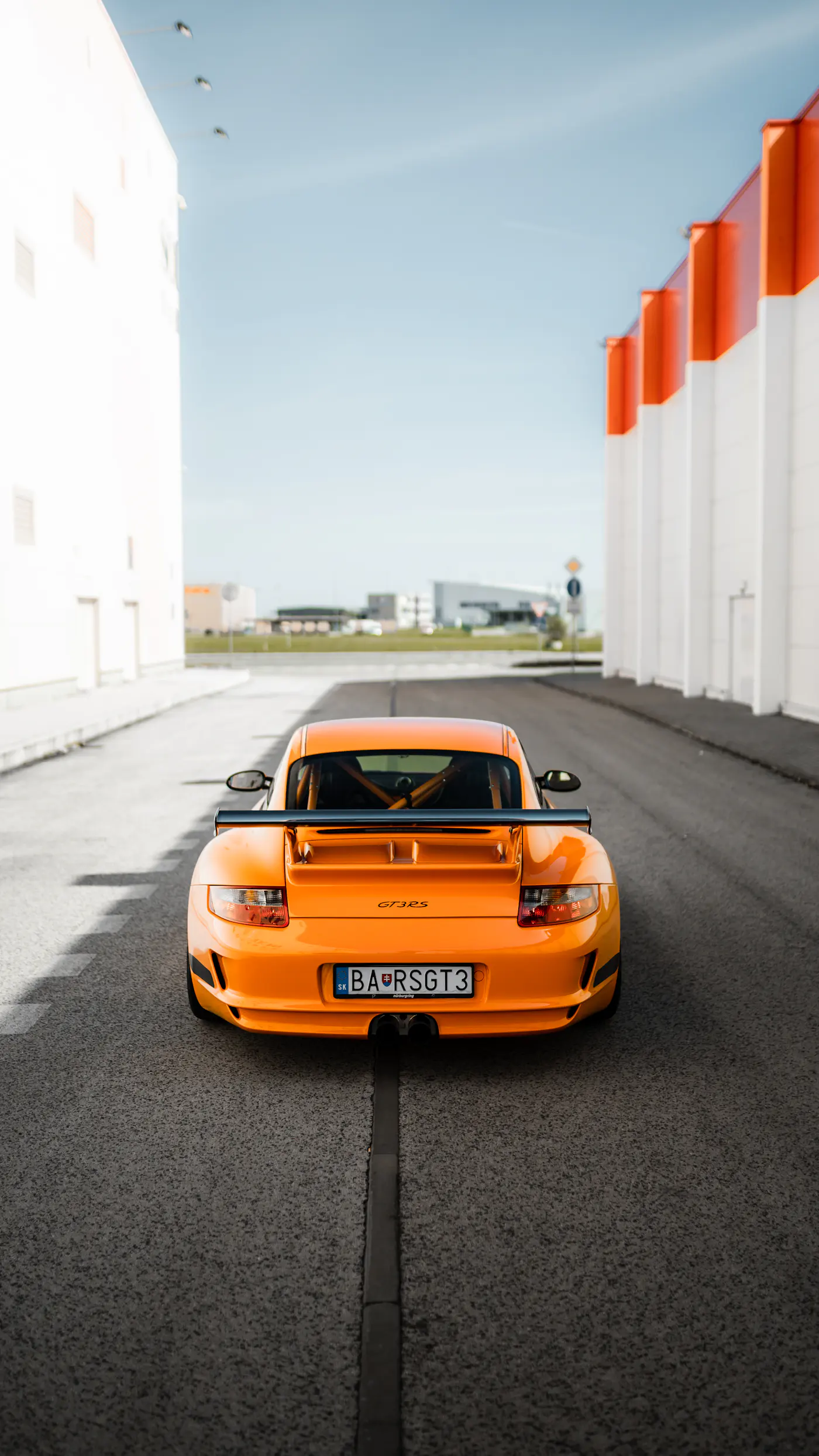 Arka plakası görünen turuncu Porsche 911